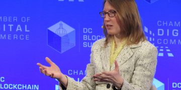 SEC’s ‘Crypto Mom’ Sees No Need for National Blockchain Policy