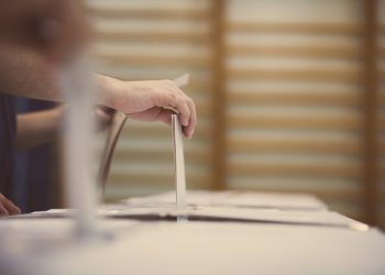MakerDAO Fee Decrease Stalls Amid Decline in Token Holder Voting Turnout