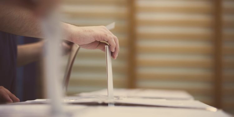 MakerDAO Fee Decrease Stalls Amid Decline in Token Holder Voting Turnout