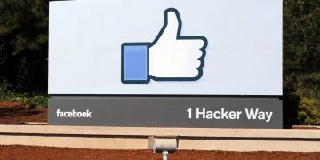 Facebook Hires Standard Chartered Bank Lobbyist for Crypto Project: Report