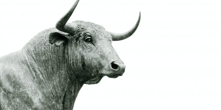 Bitcoin Reclaims Vital Complex Assist as “Clever Funds” Flips Very long