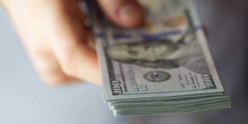 Bitcoin Handover to Prosperous Wallets Underway as Value Declines: Analyst