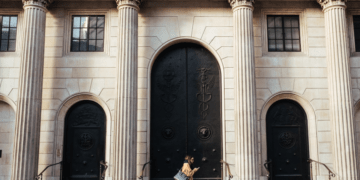crypto crash may spark market meltdown, bank of england deputy warns