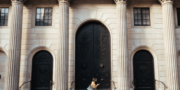 crypto crash may spark market meltdown, bank of england deputy warns