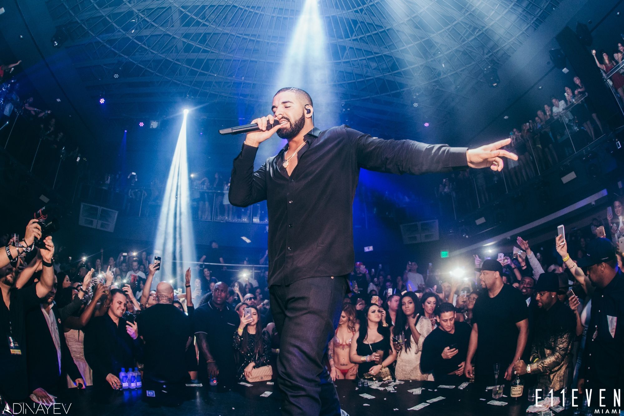 Drake performing at E11EVEN | Source: E11EVEN